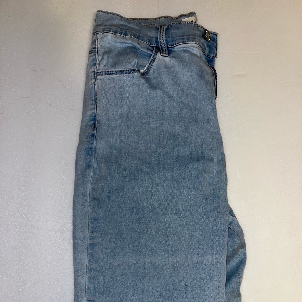 Good condition! Small stain on right back pocket but very in noticeable.